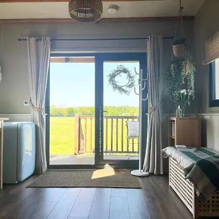 1Br-Sleeps2-Field View-Parking-Cabin Experience Morpeth Exterior photo