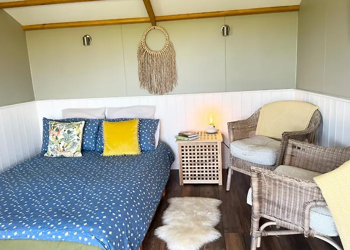 1Br-Sleeps2-Field View-Parking-Cabin Experience