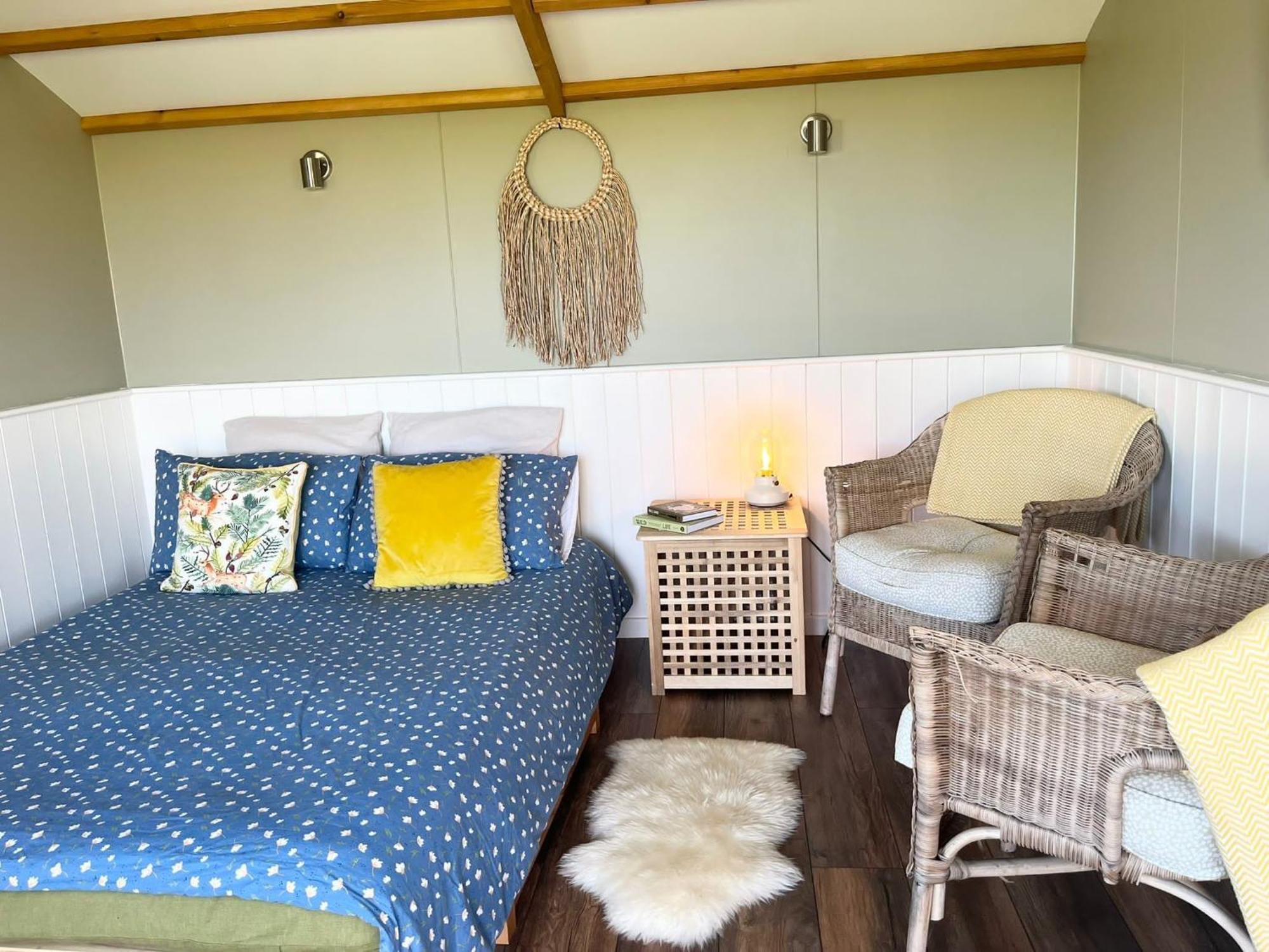 1br-sleeps2-field View-parking-cabin Experience *