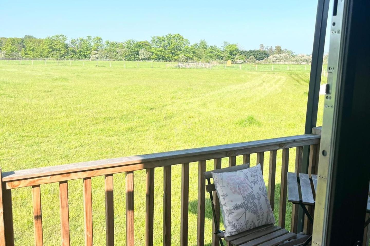 1br-sleeps2-field View-parking-cabin Experience * Morpeth