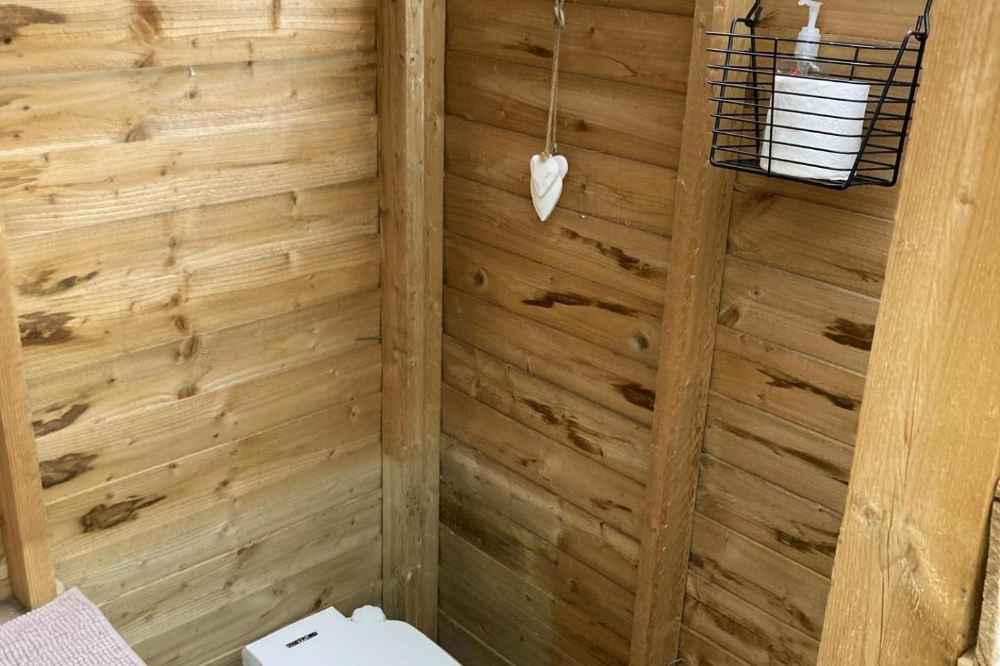 1br-sleeps2-field View-parking-cabin Experience * Morpeth